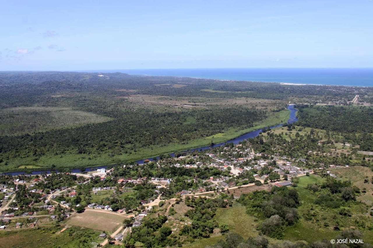 Área totalmente plana às margens do Rio Almada, em Ilhéus, pretendida pelo Governo do Estado para a implantação do novo aeroporto, entre Sambaituba e o Jóia do Atlântico, que sofre uma agressiva invasão. 