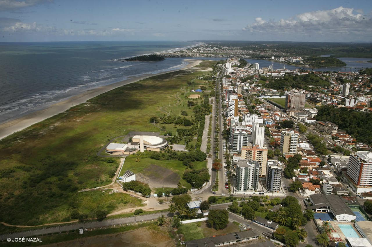 Cidade Nova, primeiro bairro planejado de Ilhéus, lançado em 1921, pelo coronel José Gomes do Amaral Pacheco, na antiga Fazenda Opaba. Foi projetado pelo engenheiro agrimensor Firmino Eloy de Almeida e entre as construções mais antigas estão o Clube Social de Ilhéus, de 1936, e o Hospital de Ilhéus, de 1938.