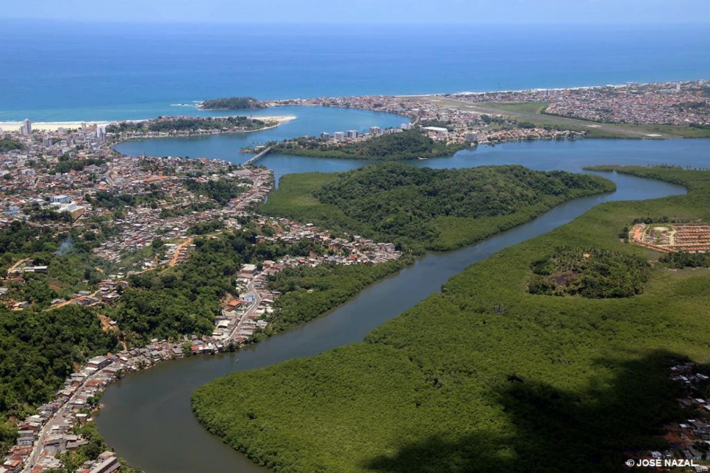 Ilhéus: Rio Itacanoeira (ou Fundão) chegando para encontrar os rios Cachoeira e  Santana, para juntos chegarem ao Atlântico. 