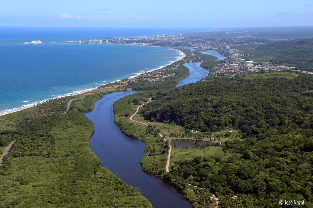Rio Almada no vale costeiro em sua 'chegança' no Oceano Atlântico, na cidade de Ilhéus, chamado nos primórdios da Colônia de Rio do Itahype.
