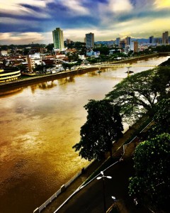 Itabuna, com o Rio Cachoeira caudaloso como sempre deveria ser, num final de tarde gris.  