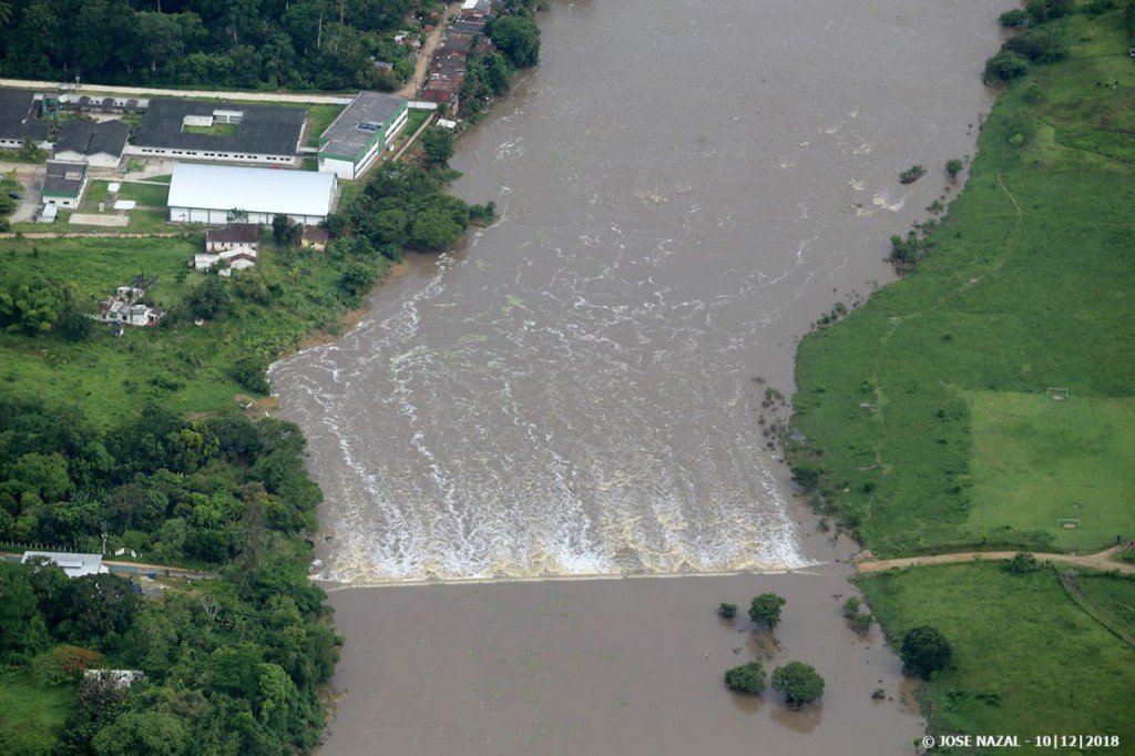 Rio Cachoeira cheio, cobre a ponte/passarela que liga a rodovia Ilhéus-Itabuna ao distrito do Japu. Ao fundo, o IBFA Ilhéus (foto José Nazal) 