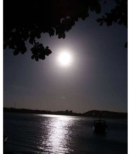 O sol se põe e a lua nasce na Baia do Pontal/Sapetinga em Ilhéus (fotos Vandira Magalhães) 