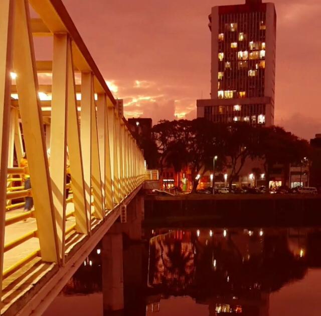 Fim de tarde. Passarela sobre o Rio Cachoeira, Itabuna. (foto: Pedro Augusto)