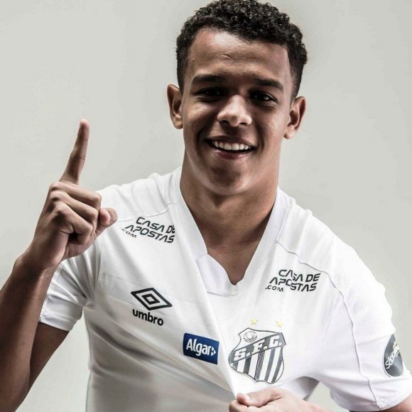 Sandry assina o seu primeiro contrato profissional com o Santos|| Foto Ivan Storti/Santos FC
