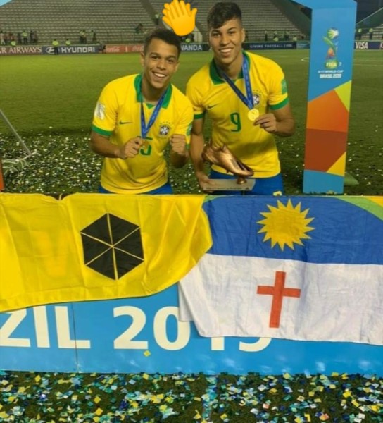 Sandry (à esquerda) celebra título com bandeira de Itabuna