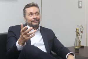 5AD5D7F2-9D3E-44A1-83E2-05C669DCC5D9