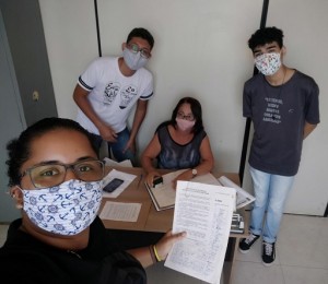 Priscilla Costa, Yoji Ikuta e Claubert Santos, no Movimento Lixo Zero entregam documento na Câmara de Una.