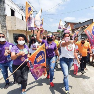 Charliane e Harrisson caminham com apoiadores no Bairro Jorge Amado