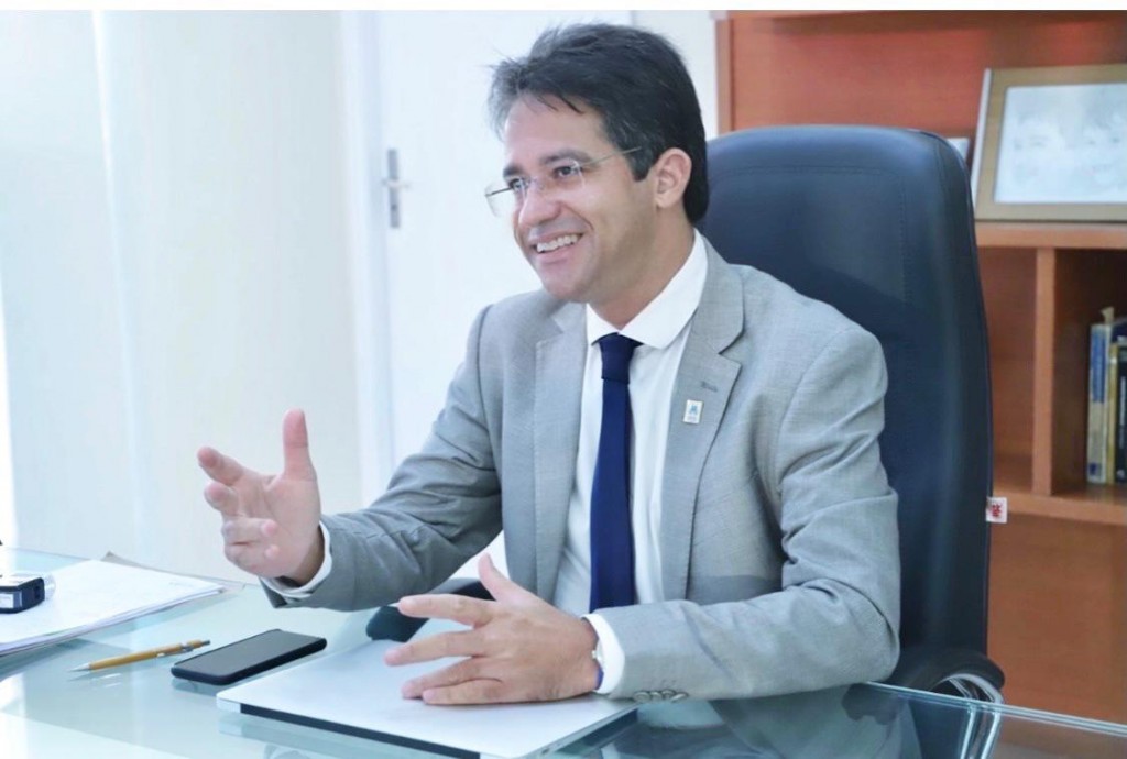 Reitor Alessandro Fernendes