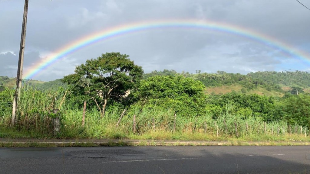 Um arco íris nas proximidades do Hospital de Base de Itabuna enche a manhã de esperança. Vida! (foto Sarah Thame) 