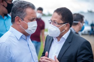 Governdor Rui Costa dialoga com o prefeito Augusto Castro - Foto Lucas Matos (1)