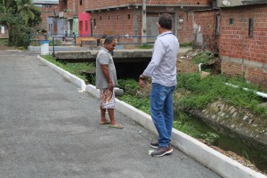 Bitencourt conversa com morador sobre os efeitos positivos das obras de saneamento do canal do Santo Antônio